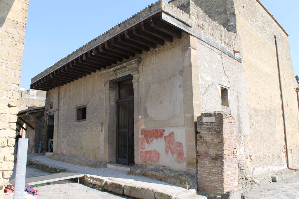 V.1 Herculaneum. March 2014. Looking north-east towards entrance doorway on Cardo IV, with Decumanus Inferiore, on right.
Foto Annette Haug, ERC Grant 681269 DÉCOR.